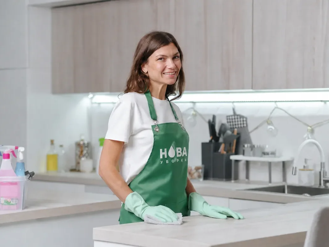 Срочная уборка квартиры в Костроме — клинер НОВА за работой
